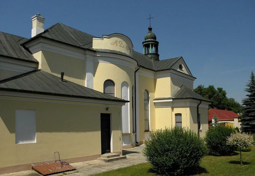 Kościół św. Józefa, widok zza muru.