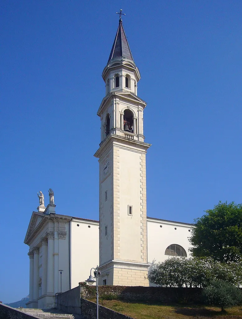 La chiesa parrocchiale e il campanile di Zugliano