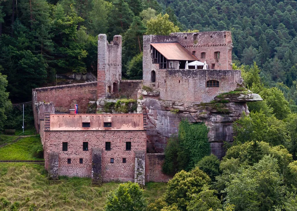 Designation: Monument zone castle ruin Spangenberg Location: In Elmstein Valley south of Erfenstein (high above the Speyerbach, on the northern slope of the Schlossberg on an overhanging rock face). Place: Lachen-Speyerdorf, Neustadt an der Weinstraße, Rhineland-Palatinate Construction time: First mention 1317 Description: Vassal castle of the Bishopric of Speyer, 1470 destroyed, new pawning 1480 and reconstruction. Decline since the destruction in the 17th century, 1926/27 measures at the upper castle, since 1972/73 gradual expansion of the terraced complex. Parts of the upper castle has been preserved, little remains of the middle castle and lower castle with older tower and younger gatehouse.