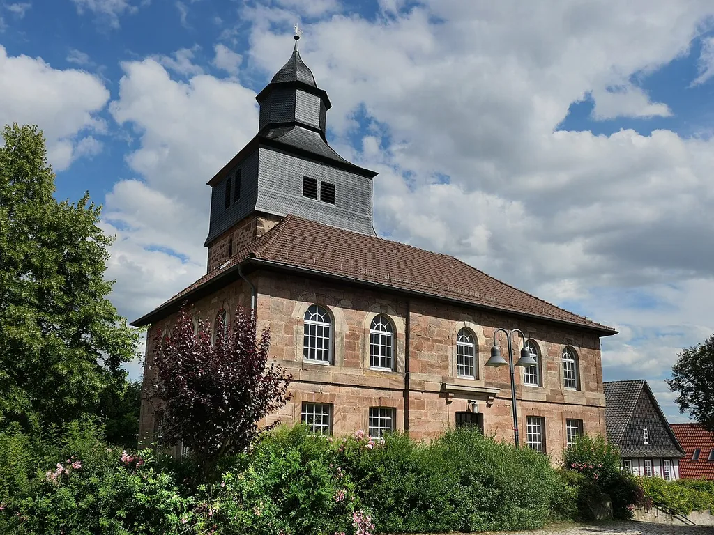 Das Erscheinungsbild der auf erhöhter Stelle in der Ortsmitte stehenden Evangelischen Kirche Frankenhain bestimmt der frühgotische Chorturm, der den im Jahr 1838 angefügten Quersaal deutlich überragt. Wegen ihrer geschichtlichen, künstlerischen, und städtebaulichen Bedeutung wird die Dorfkirche als ein Kulturdenkmal geschützt. Frankenhain ist ein Ortsteil der Gemeinde Berkatal im nordhessischen Werra-Meißner-Kreis.