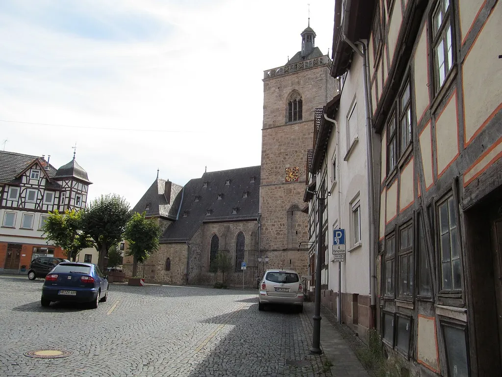 die Nikolaikirche auf dem Marktplatz in Neukirchen