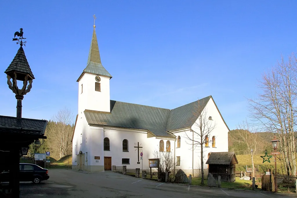 Pfarrkirche hl. Leonhard in Lackenhof, ein Ortsteil der niederösterreichischen Marktgemeinde Gaming. Ein Josephinischer Saalbau aus dem Jahr 1786 mit einem eingezogenen Chor. Der schlichte Westturm sowie seitliche Anbauten stammen aus den Jahren 1821/37 und die Sakristei wurde 1957 errichtet.