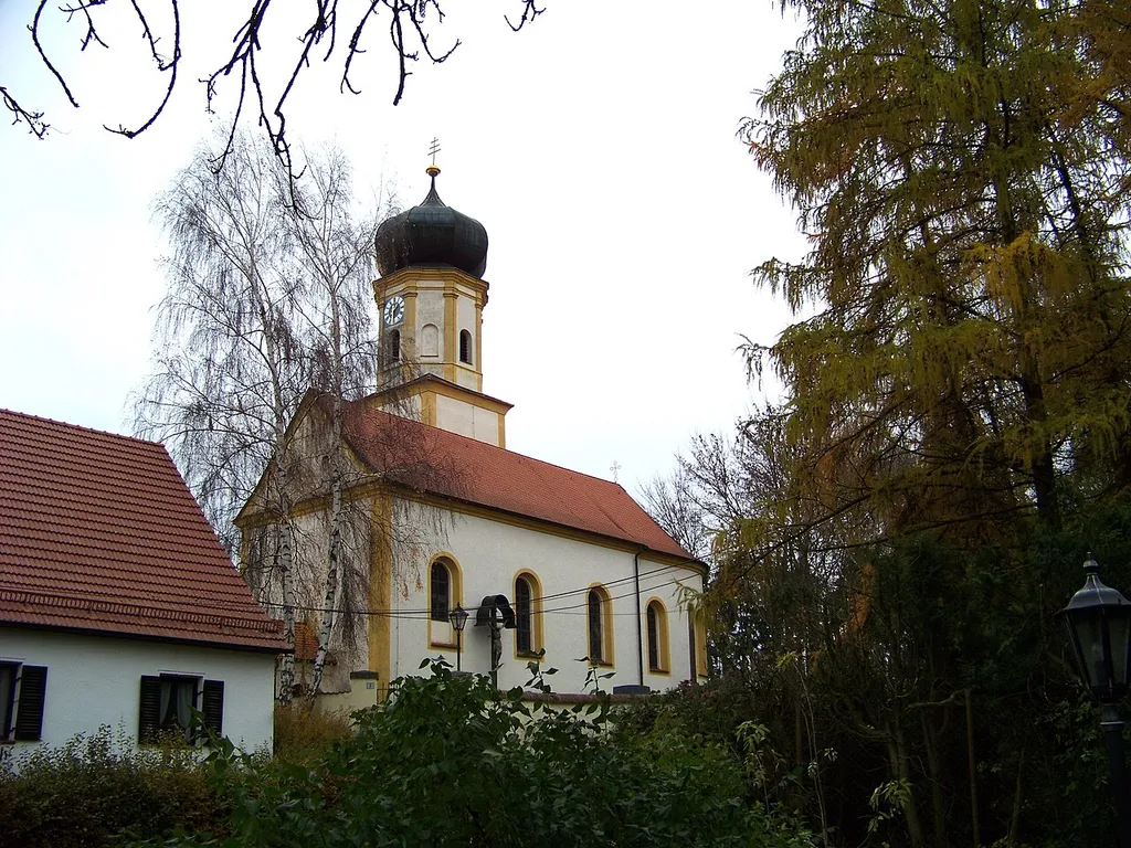 Aufhausen in der Oberpfalz. Hellkofen 2. Katholische Filialkirche St. Leonhard, Saalbau mit eingezogenem Chor, abgewalmtem Satteldach, Flankenturm mit Zwiebelhaube und Pilastergliederung und Vorzeichen, im Kern romanisch, Umbauten im 18. Jahrhundert; mit Ausstattung; Friedhofsmauer, Bruchstein, 17./18. Jahrhundert.