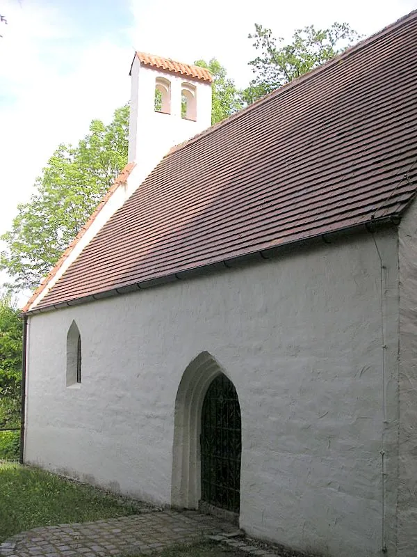 Burgstall Roggenstein (Gemeinde Emmering, Landkreis Fürstenfeldbruck, Oberbayern). Die gotische Kapelle (um 1400). Eigene Aufnahme, Mai 2007 / Roggenstein castle near Fuerstenfeldbruck (Upper Bavaria, Germany). The gothic chapel (ca. 1400). Own photo, May 2007