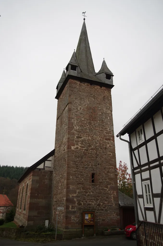 Edertal, Ortsteil Königshagen in Hessen. Der Kirchturm der Kirche in Königshagen.