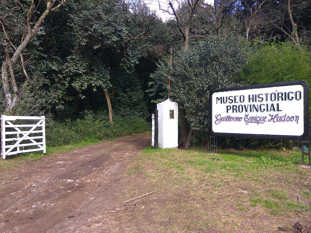 Entrada al Museo Histórico Provincial “Guillermo Enrique Hudson”. Calle 1356 4032, Ingeniero J. Allan, Partido de Florencio Varela, Buenos Aires, Argentina.