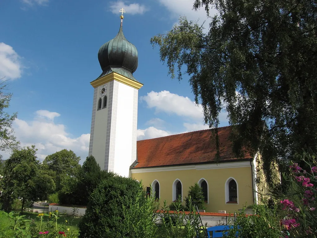 Reithofen, Erdinger Str. 2; Katholische Pfarrkirche St. Michael, Saalbau mit Zwiebelturm im Kern spätgotisch, verlängert und neugotisch überarbeitet im 19.Jahrhundert; mit Ausstattung.