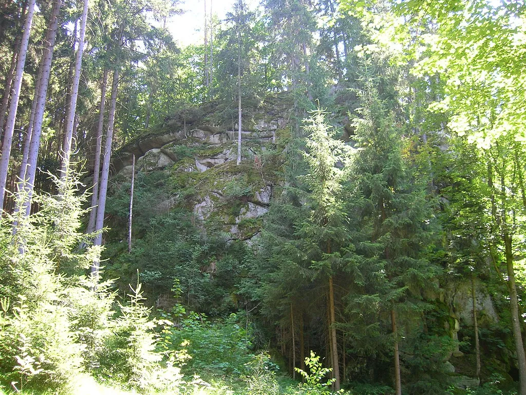 Der Felsen der die Hauptburg der Burg Altneuhaus trug