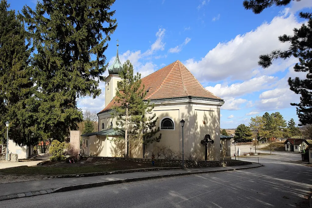 Südwestansicht der katholischen Pfarrkirche hl. Peter in Schleinbach, ein Ortsteil der niederösterreichischen Marktgemeinde Ulrichskirchen-Schleinbach. Ein barocker Sakralbau aus dem Jahr 1687 mit vermutlich mittelalterlichem Kern. Der gotische Nordturm wurde 1436 errichtet.