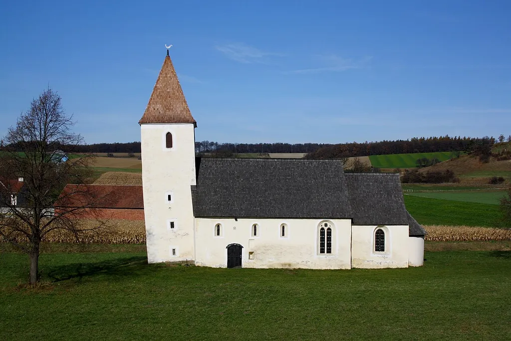 Die Südansicht der Filialkirche Lanzendorf in Böheimkirchen, Niederösterreich.