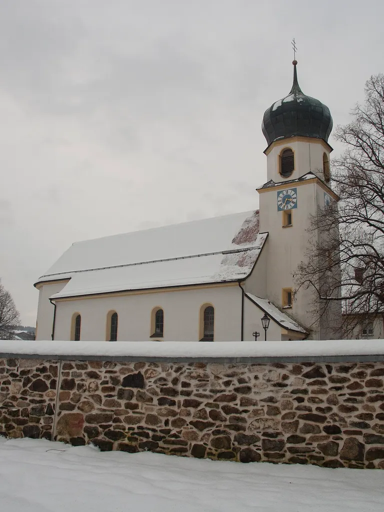 Grafenwiesen, Kath. Kuratiekirche Hl. Dreifaltigkeit (Schönbuchener Str. 25).