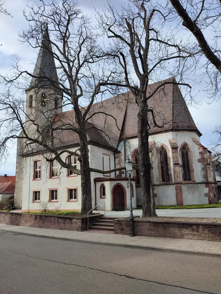 Sehr seltene, im Kern gotische und damit sehr alte Kirche in der Rheinebene, die immer wieder durch Zerstörungen heimgesucht wurde