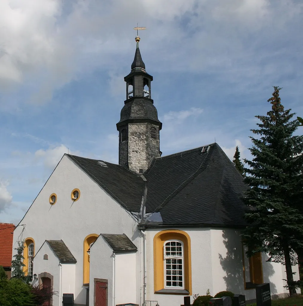 Die Johannes dem Täufer geweihte spätgotische Kirche wurde schon im Jahr 1500 erwähnt. Großer dachhoher Anbau nach Süden aus dem Jahr 1750.