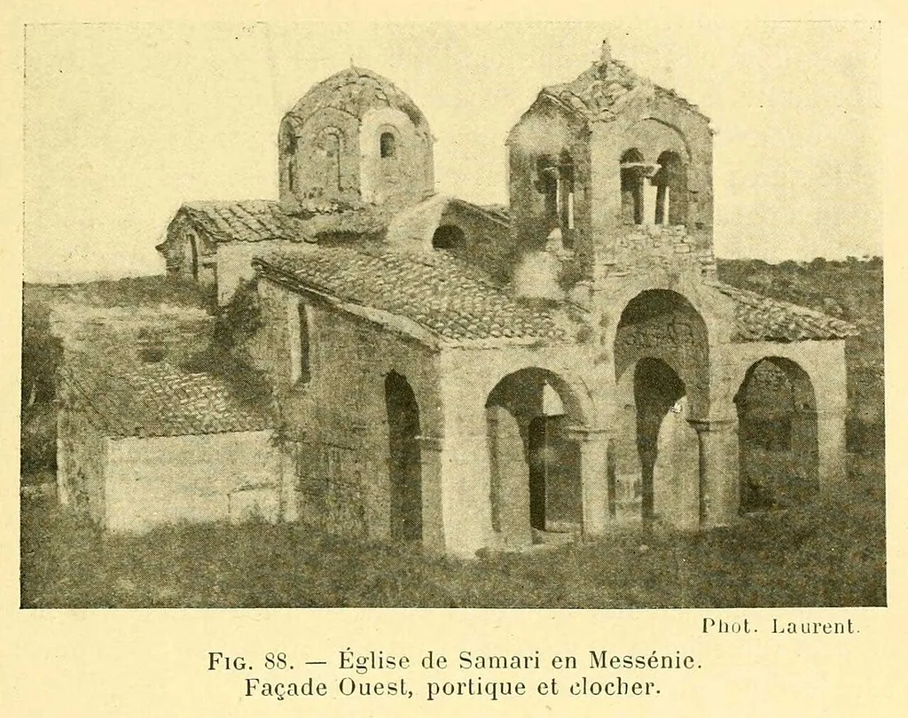 Église de Samari en Messénie. Façade Ouest, portique et clocher.