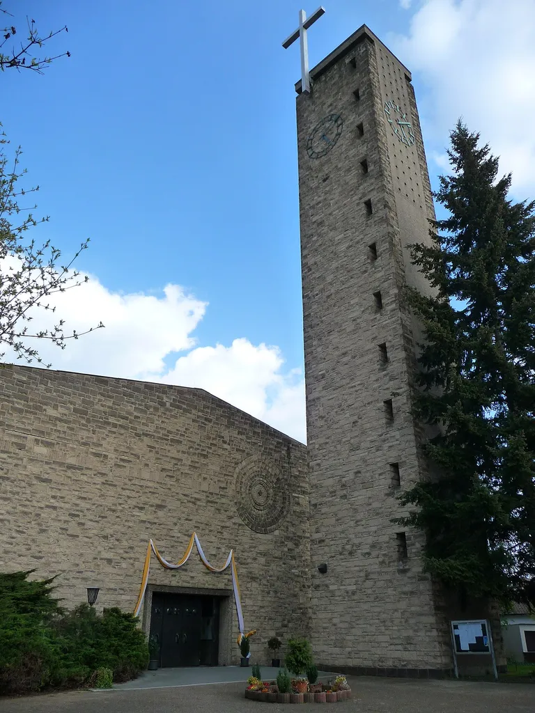 Christkönig Kirche in Eppelheim mit freistehendem Glockenturm (Baden-Württemberg, Deutschland)