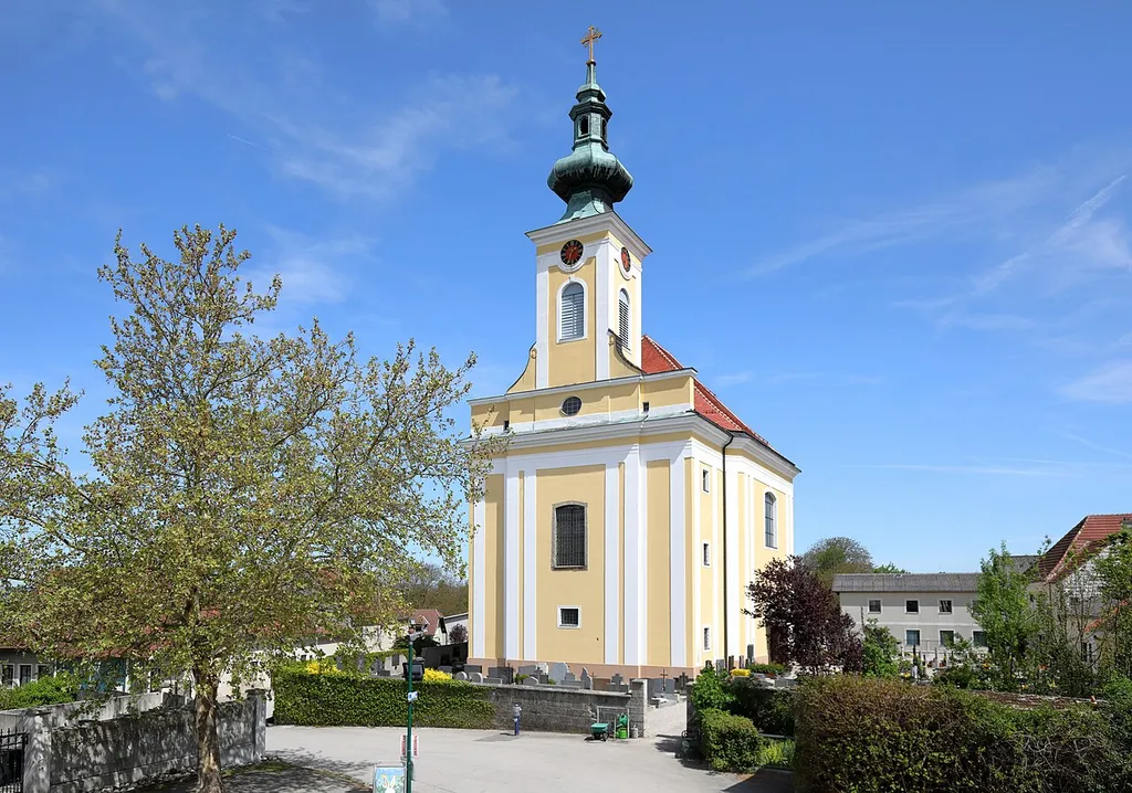 Westsüdwestansicht der röm.-kath. Pfarrkirche hll. Petrus und Paulus in Oed, ein Ortsteil der niederösterreichischen Marktgemeinde Oed-Öhling. Die barocke Kirche, umgeben von einem Friedhof, wurde von 1759 bis 1761 anstelle einer Vorgängerkirche nach Plänen von Paul Ulrich Trientl errichtet.