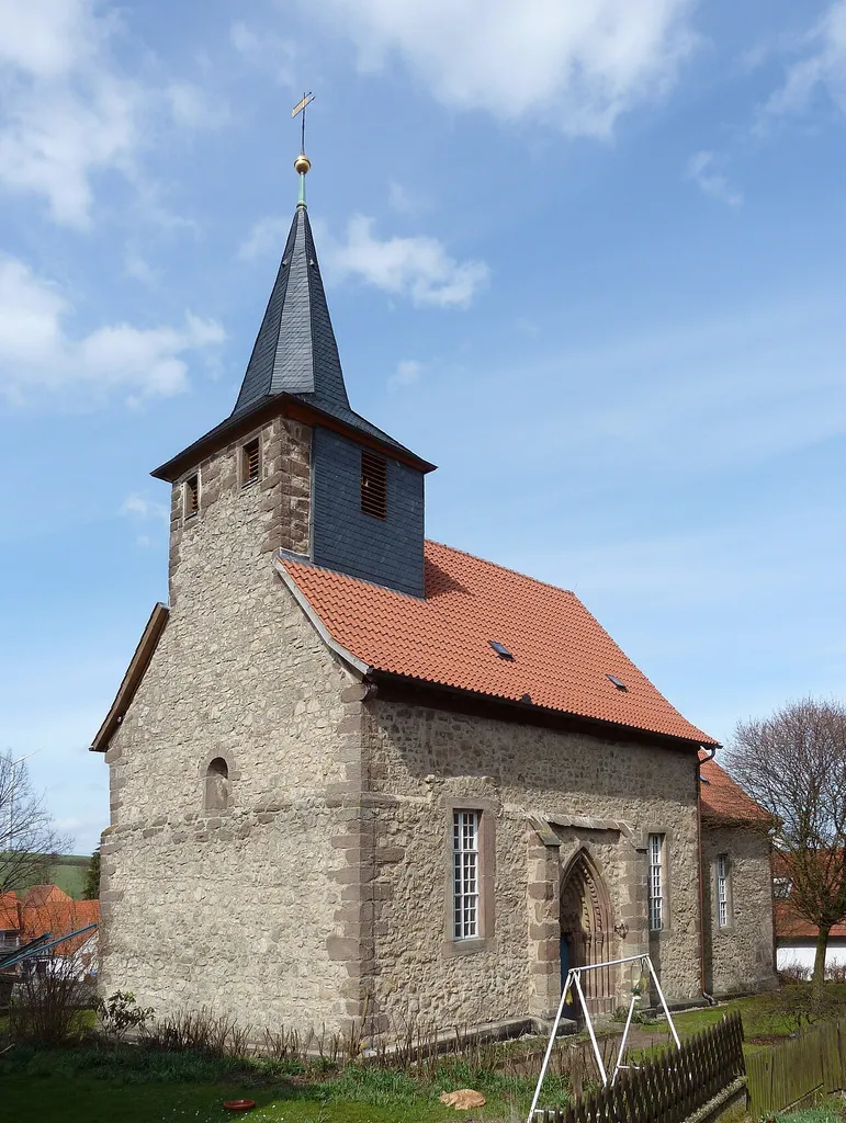 Evangelische Kirche in Friedland-Deiderode von Süden. Gotische Saalkirche, 15. Jahrhundert, in Kalk- und Sandbruchsteinen mit Eckquaderung und Gewänden aus Sandsteinquadern.