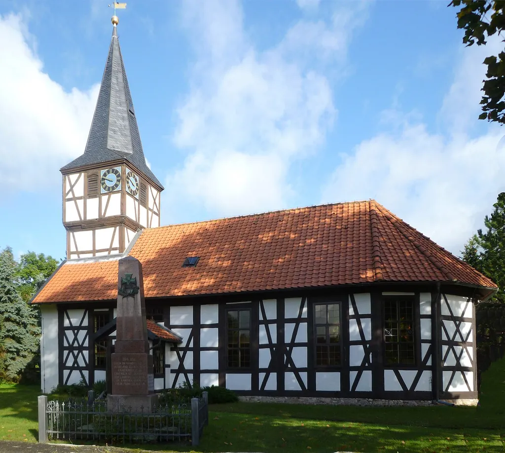 Ortskirche Zobbenitz mit Kriegderdenkmal