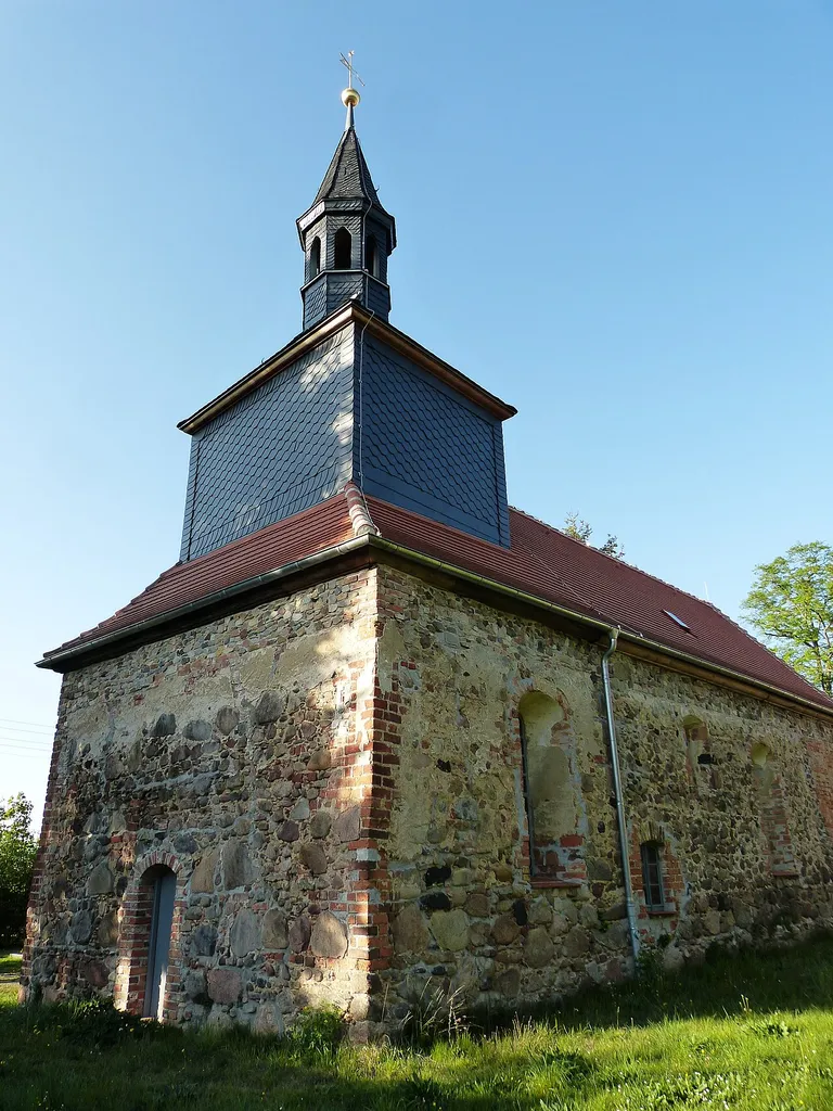Hohenlubast (Ortsteil von Schköna), Feldsteinkirche aus dem 13. Jh. , Sicht auf den Kirchturm von der hinteren Friedhofsmauer