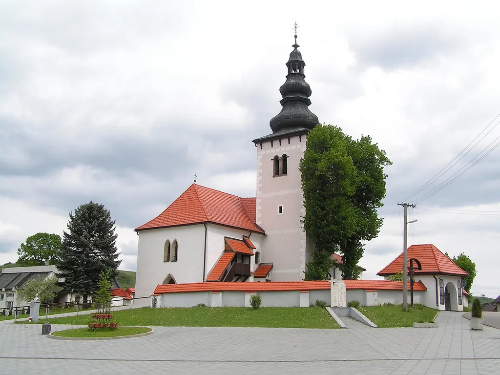 Pohled na kostel, Liptovské Sliače, Slovenská republika