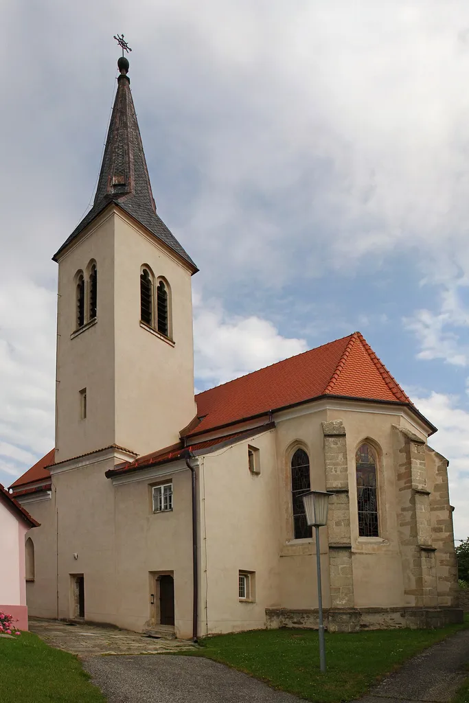 Die von einer Mauer und einem ehemaligen Pfarrhof im Osten umgebene, erhöht im Nordwesten des Ortes gelegene Pfarrkirche hl. Vitus ist eine ursprünglich gotische Kirche.