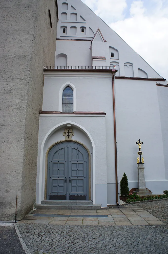 Katoholische Pfarrkirche "St. Mariä Himmelfahrt" in Wittichenau. Bereits um 1000 soll eine Holzkirche existiert haben, sie wurde 1230 ersetzt, 1429 durch die Hussiten zerstört, dann wieder aufgebaut bis 1440. Danach immer wieder Reparaturen und Erweiterungen, der letzte größere Eingriff in die dreischiffige Hallenkirche erfolgte 1971/72, bei der die Emporeneinbauten, mit Ausnahme der Orgelempore, entfernt wurden. Westportal