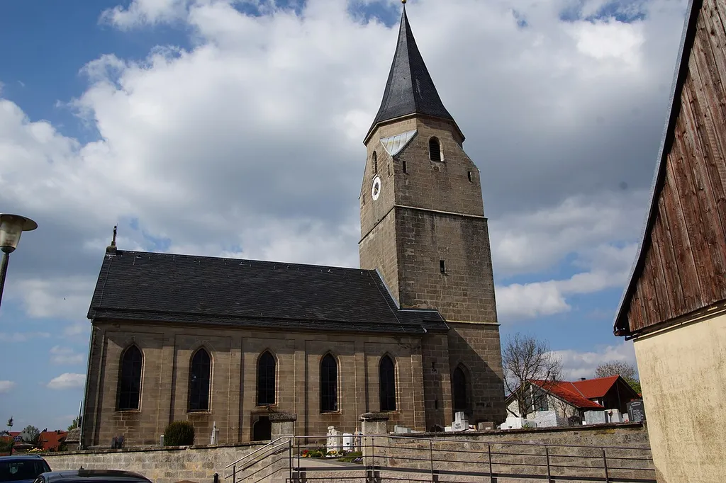 Die katholische Pfarrkirche Mariä Himmelfahrt in Laibstadt bei Heideck
