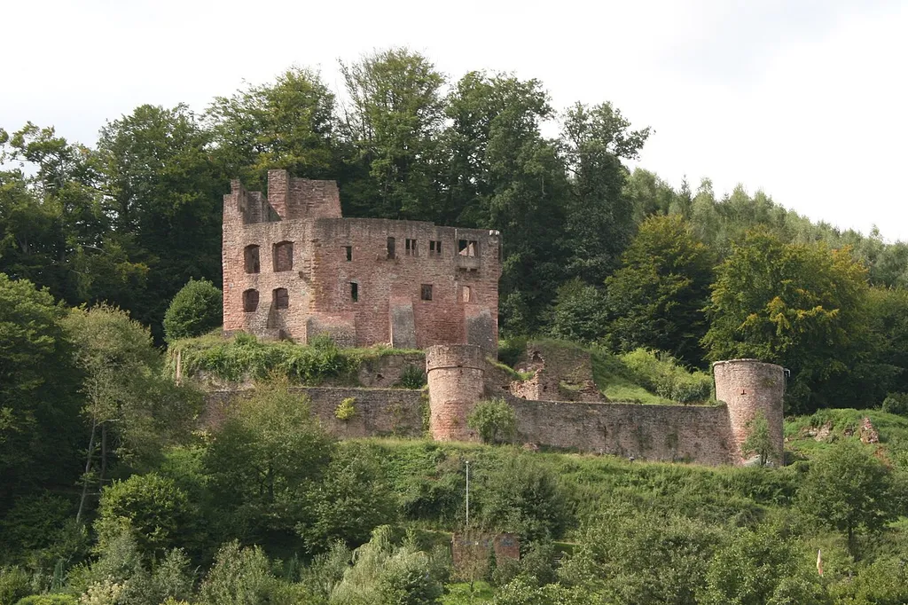 Ansicht der de:Burg Freienstein bei Gammelsbach im Odenwaldkreis, Hessen. Blick von Osten.
