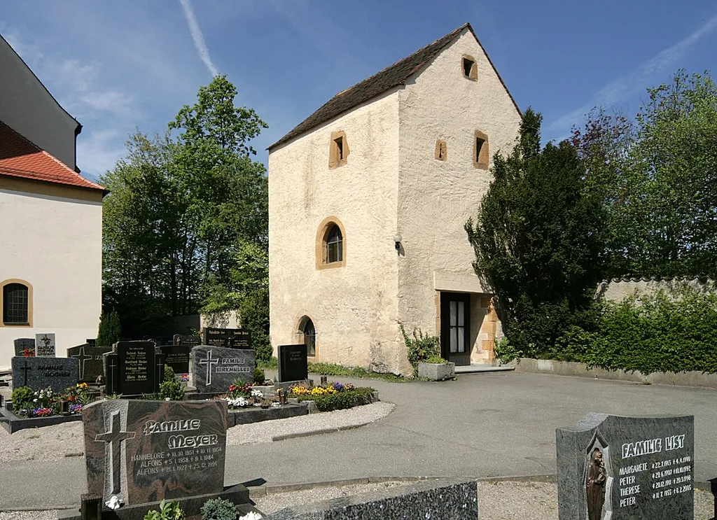 Leichenhaus im Friedhof von Hirschau-Ehenfeld, ehemaliger Wehrturm der Befestigung um die Kirche