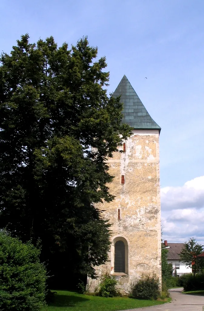 Neustadt an der Donau, Ortsteil Mühlhausen: verbliebener Turm der 1948 abgerissenen alten Kirche St. Veit