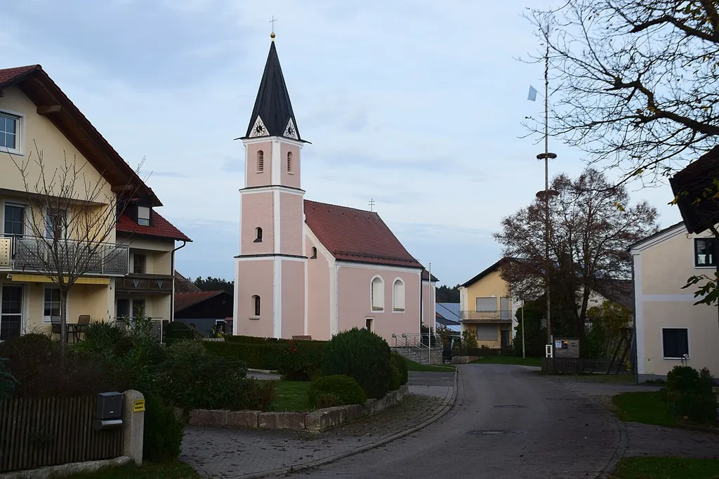 Saalbau mit eingezogenem Rechteckchor und Fassadenturm, mit Spitzhelm