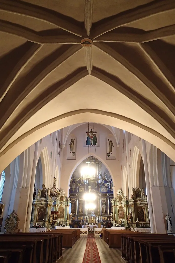 Wnętrze kościoła od strony portalu zachodniego