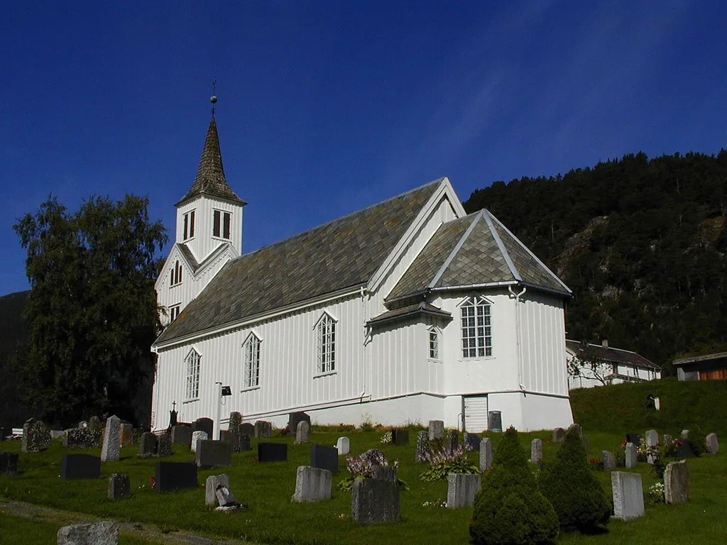 Eid kirke sett fra sørøst. Foto: Max Ingar Mørk. Fra Riksantikvarens Kulturminnebilder.