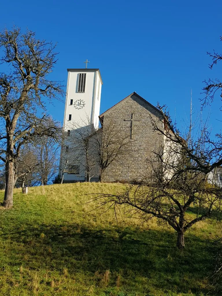 Die katholische Kirche wurde 1960/61 mit viel Eigeneinsatz der Einwohner errichtet. Zuvor hatte es nur eine Kapelle auf dem Schloss gegeben. Nun wurde sozusagen die Kirche ins Dorf geholt...