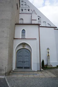 Betkreuz an der Westseite der Kirche Kirchplatz