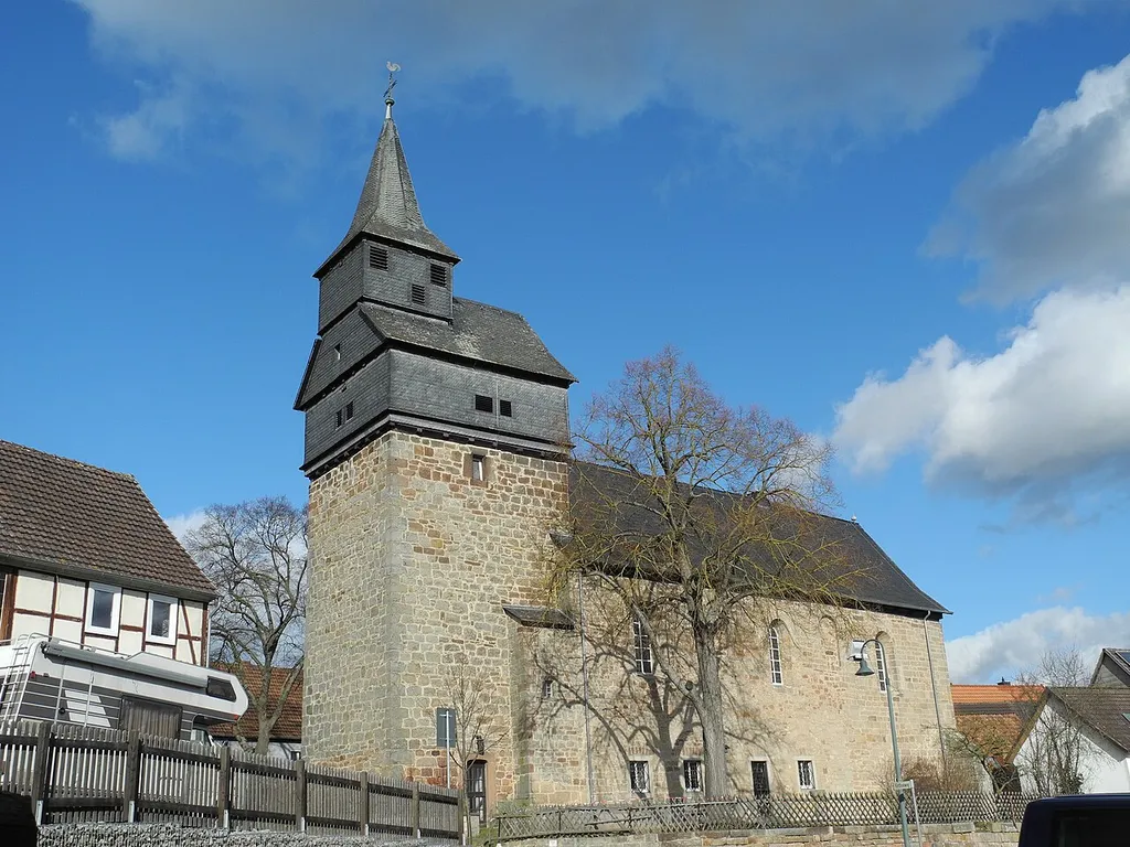 Die romanische Kirche in Külte, im Landkreis Waldeck-Frankenberg, Hessen, Deutschland. Von der dreischiffigen Basilika steht nur noch das Mittelschiff.