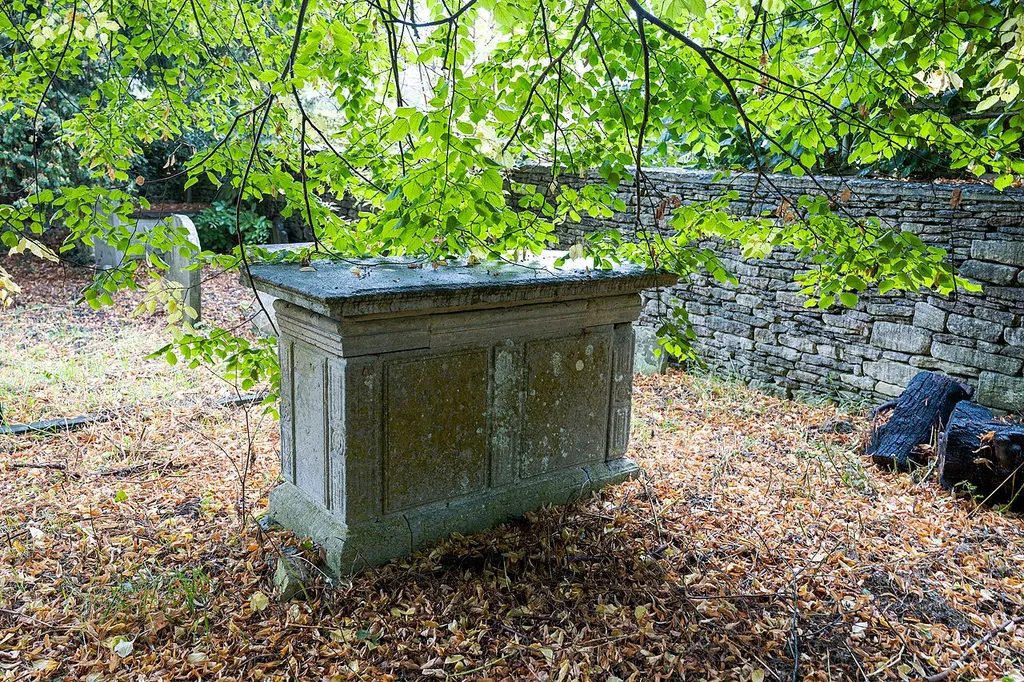 Tetbury: UNIDENTIFIED MEMORIAL, ABOUT 11 METRES FROM SOUTH EAST CORNER OF CHANCEL IN CHURCHYARD OF CHURCH OF ST MARY