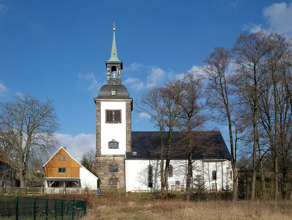 13.02.2018 01833 Dittersbach (Dürrröhrsdorf-Dittersbach), Hauptstraße 111: Evangelische Kirche (GMP: 51.036563,13.988027) mit dem Pfarrhaus. Nach dem Brand von 1660 wurde die 1662 heutige Kirche errichtet. Der Kirchturm wurde erst 1722 fertig. Innen eine Orgel von Gottfried Silbermann aus dem Jahre 1726. Sicht von Süden. [SAM3990.JPG]20180313310DR.JPG(c)Blobelt