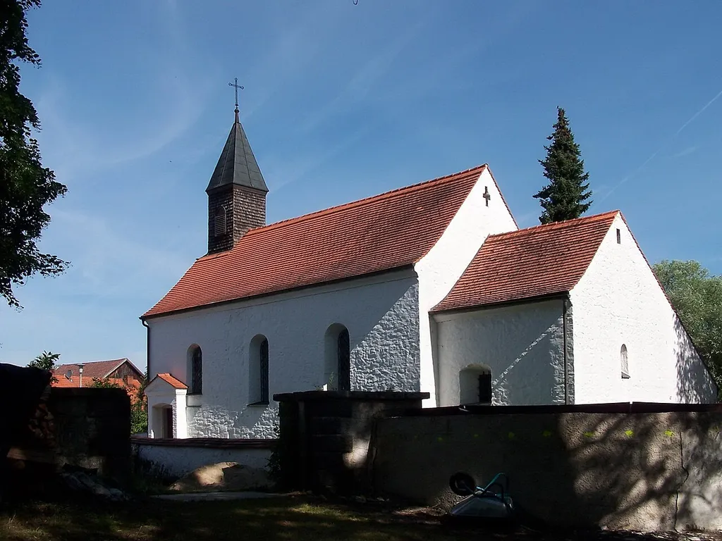 Aholfing, Obermotzing, Sankt-Georg-Weg 3. Katholische Filialkirche St. Georg, Chor spätromanisch, Langhaus barock, 1880 verlängert; mit Ausstattung.