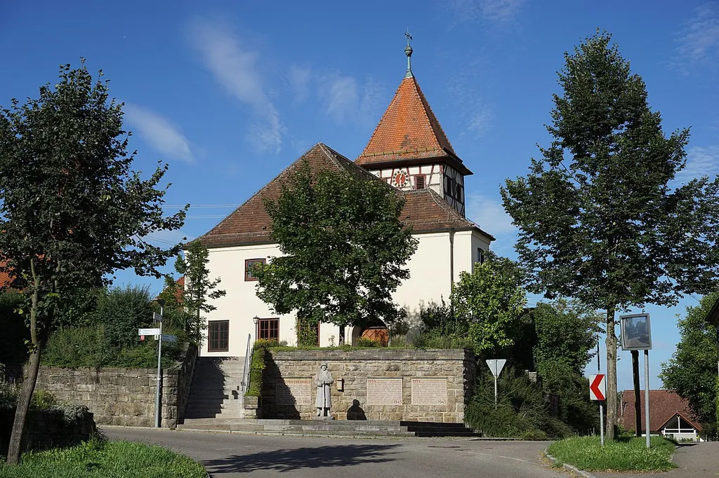 Schwäbisch Hall, Stadtteil Gailenkirchen: Blick von Westen auf die Pfarrkirche, davor das Gefallenendenkmal. Standort: auf der Waldenburger Straße.