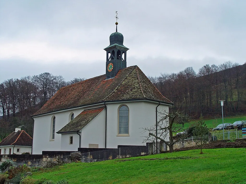 Kirche von Nenzlingen mit dem Friedhof davor.
