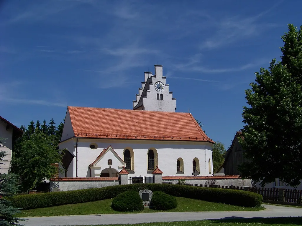 Straßkirchen, Paitzkkofen. Katholische Filialkirche St. Nikolaus, spätgotisch, 15. Jahrhundert, Langhaus barock erhöht; mit Ausstattung.