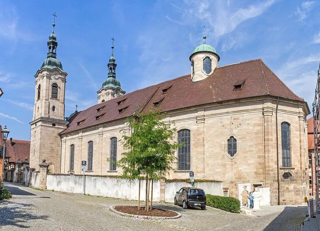 Ehem. Stiftskirche St. Nikolaus, einschiffige barocke Anlage mit seitlich ausspringenden Westtürmen, 1767-70 durch Matthias Binder über Grundlage des 14. Jahrhundert neu errichtet; mit Ausstattung; ummauerter ehem. Stiftsfriedhof mit Grabdenkmälern auf der Südseite, 1768.