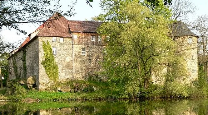 Rückseite von Burg Neuhaus mit Burgteich