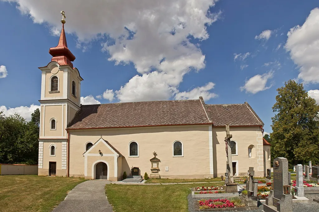 Die im Kern zum Teil romanische und gotische, barocke Saalkirche mit Westturm inmitten des ummauerten Friedhofs ist dem Heiligen Nikolaus geweiht. Sie wurde 1188 erstmals urkundlich erwähnt.