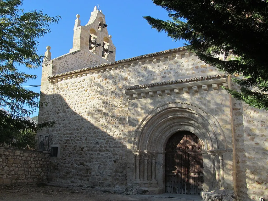 Viana de Mondéjar - Iglesia parroquial dedicada a Nuestra Señora de la Asunción, obra de finales del siglo XII, de arte románico rural en La Alcarria.