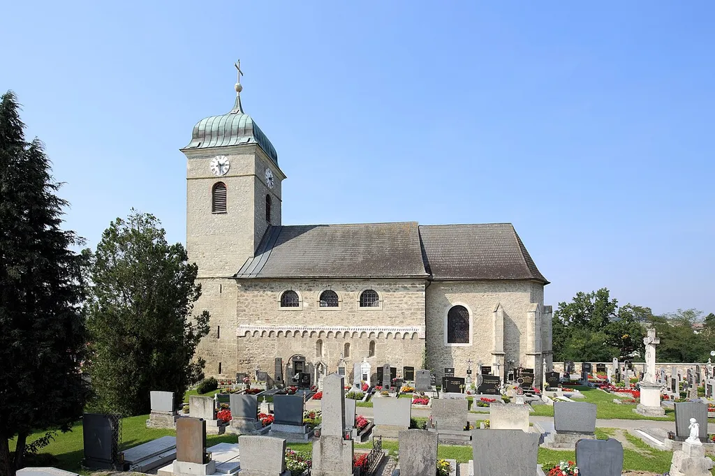 Südansicht der katholischen Pfarrkirche hl. Michael in Burgschleinitz, ein Ortsteil der niederösterreichischen Marktgemeinde Burgschleinitz-Kühnring. Das Langhaus mit dem steinsichtigen Quadermauerwerk und Rundbogenfries aus dem 12. Jahrhundert ist romanisch und wurde von 1728 bis 1732 barockisiert. Der vorgestellte Westturm ist spätgotisch und der eingezogene frühgotische Chor wurde Ende des 13. Jahrhunderts errichtet.