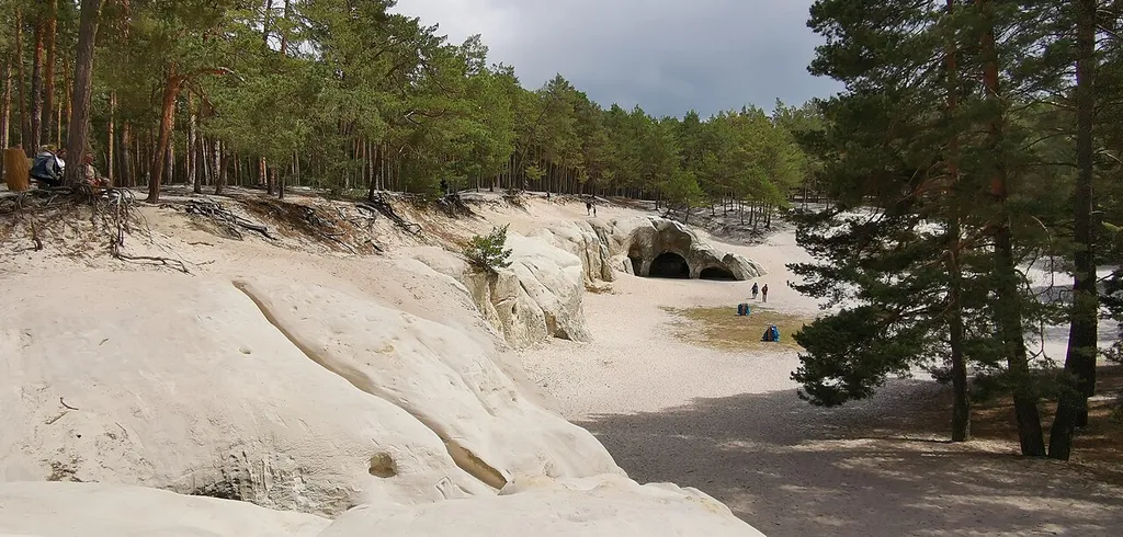 Als Kulturdenkmal geschützte Große Sandhöhlen im FFH-Gebiet Heers bei Blankenburg