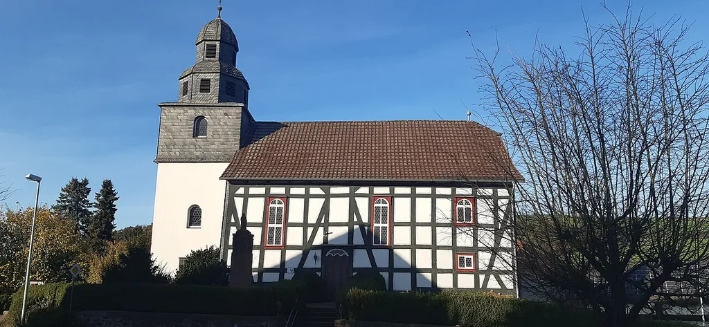 Schiffelbach: Kirche in der Ortsmitte
