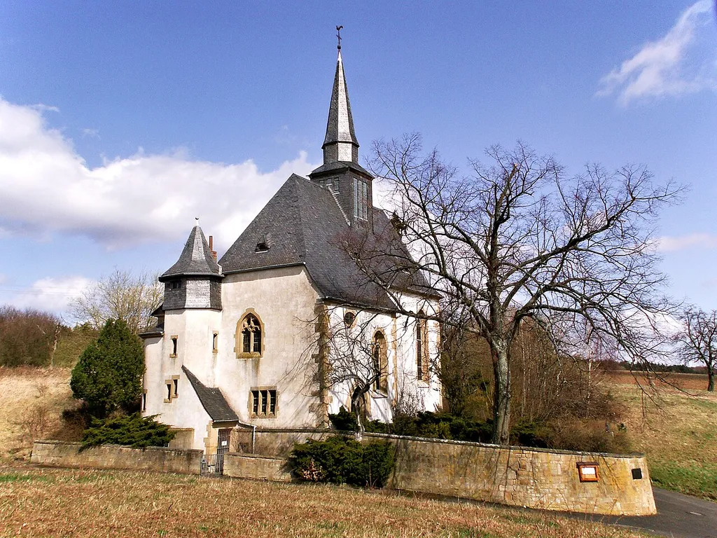 Nur die alte Kirche steht noch.